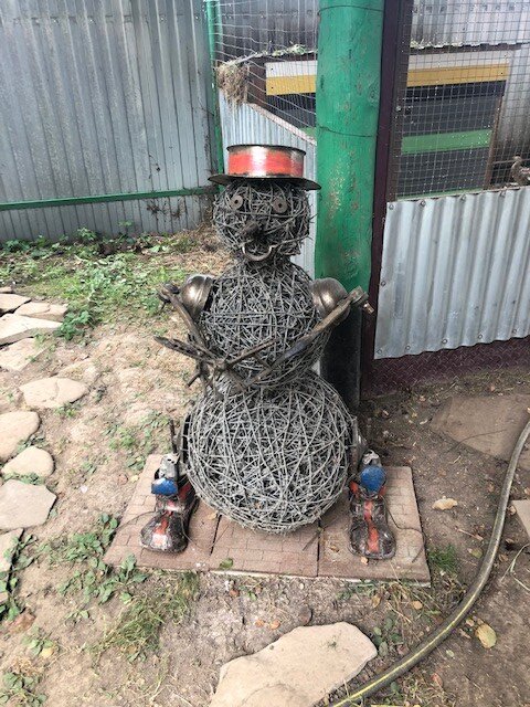 Снеговик из колючей проволоки 