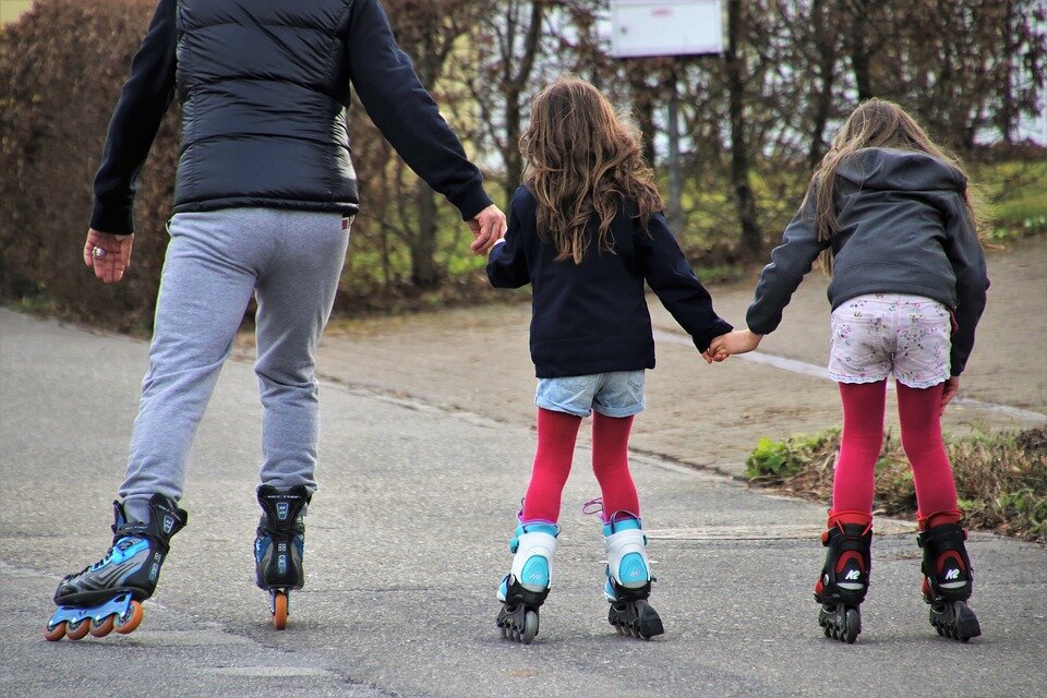https://cdn.pixabay.com/photo/2019/03/03/18/27/roller-skates-4032563_960_720.jpg