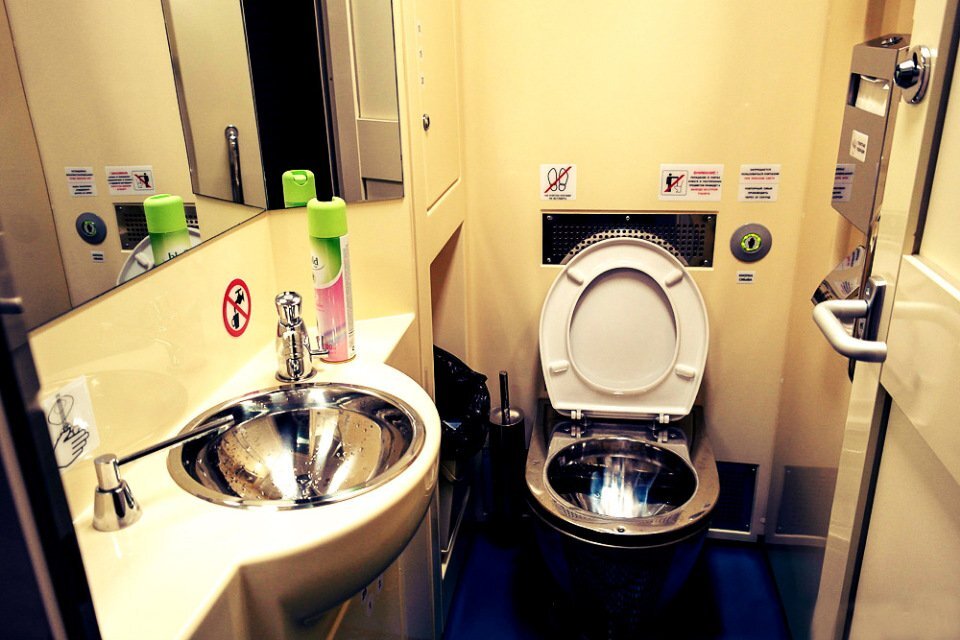 Биотуалет в пассажирском поезде. Фото из открытых источников, носит иллюстративный характер.