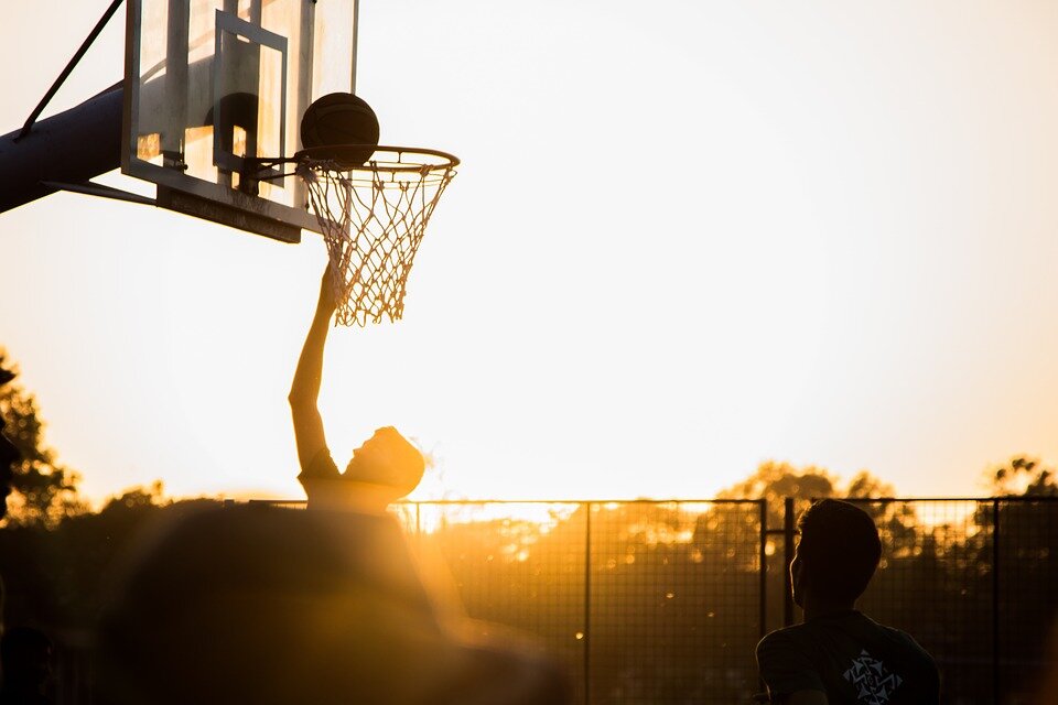 https://cdn.pixabay.com/photo/2017/04/25/05/44/basketball-2258650_960_720.jpg
