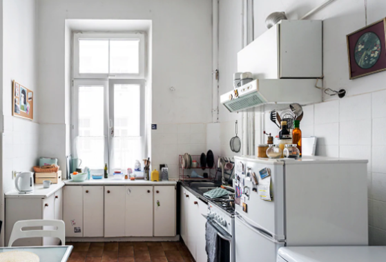 Как было... Старенькие шкафчики и техника, выстроенная в ряд по стенке Фото @home.interior1 