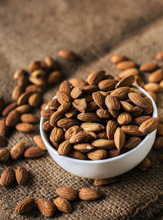 https://cdn.pixabay.com/photo/2018/06/19/05/57/almond-3483931_960_720.jpg