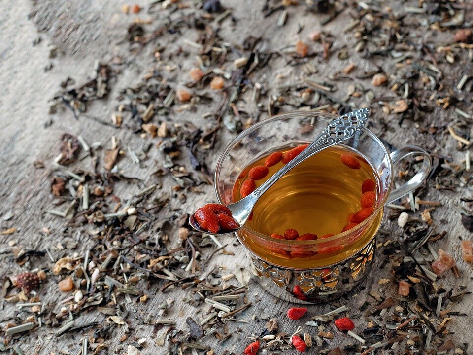 https://cdn.pixabay.com/photo/2019/06/17/10/10/hot-tea-4279593_960_720.jpg