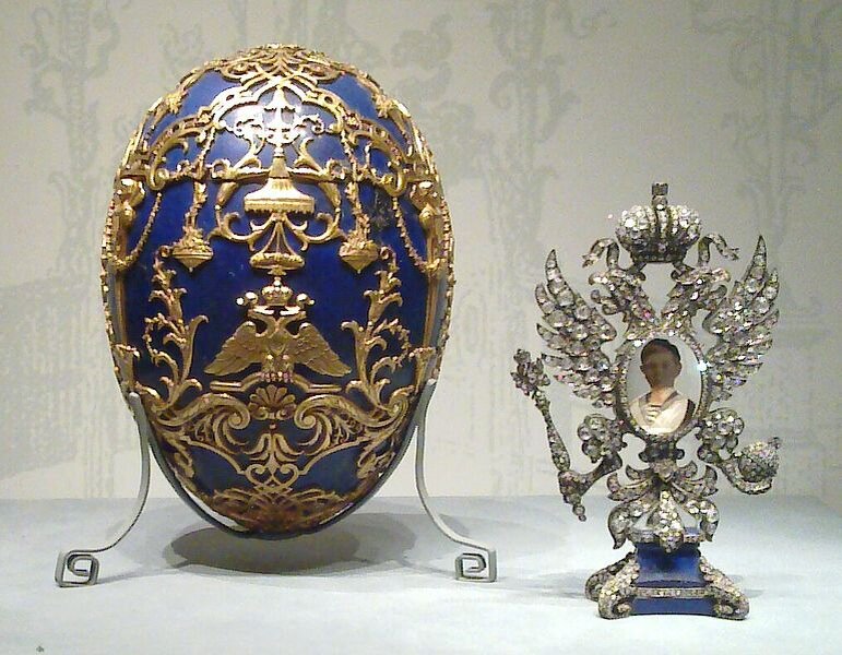 https://upload.wikimedia.org/wikipedia/commons/thumb/8/8e/Tsarevich_%28Faberg%C3%A9_egg%29_and_surprise.jpg/770px-Tsarevich_%28Faberg%C3%A9_egg%29_and_surprise.jpg
