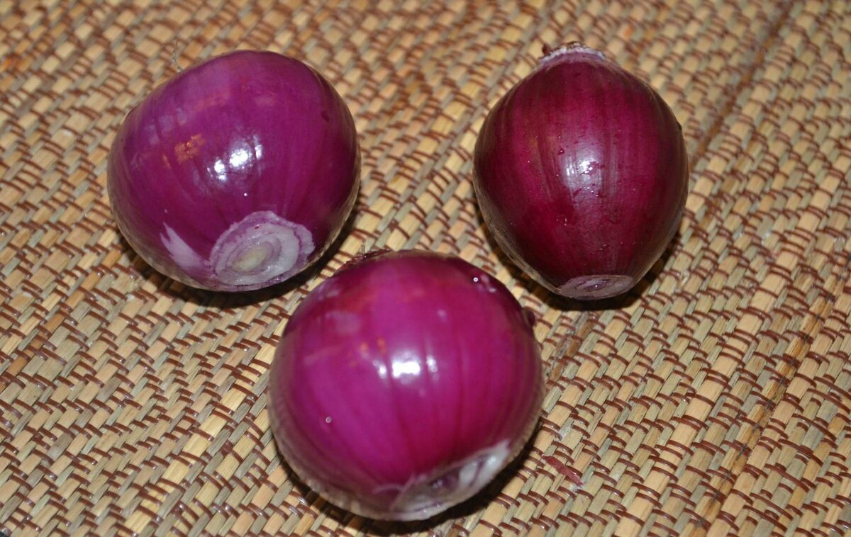 Три луковицы среднего размера