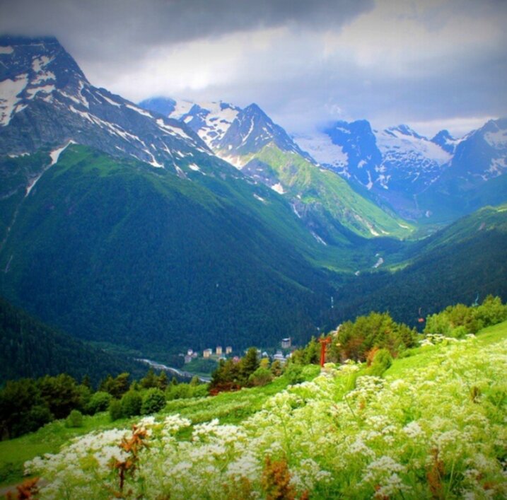 Вид на Домбай сверху. Фото автора.