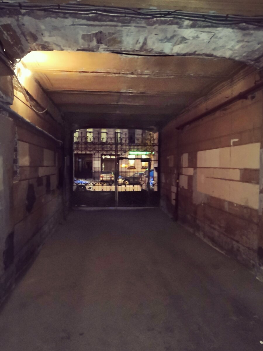 Уже темнеет.