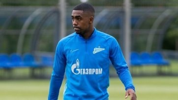 Фото: fc-zenit.ruНапомним, в летнее межсезонье бразилец был приобретен у «Барселоны», но в августе он получил травму и с тех пор на поле не появлялся.
