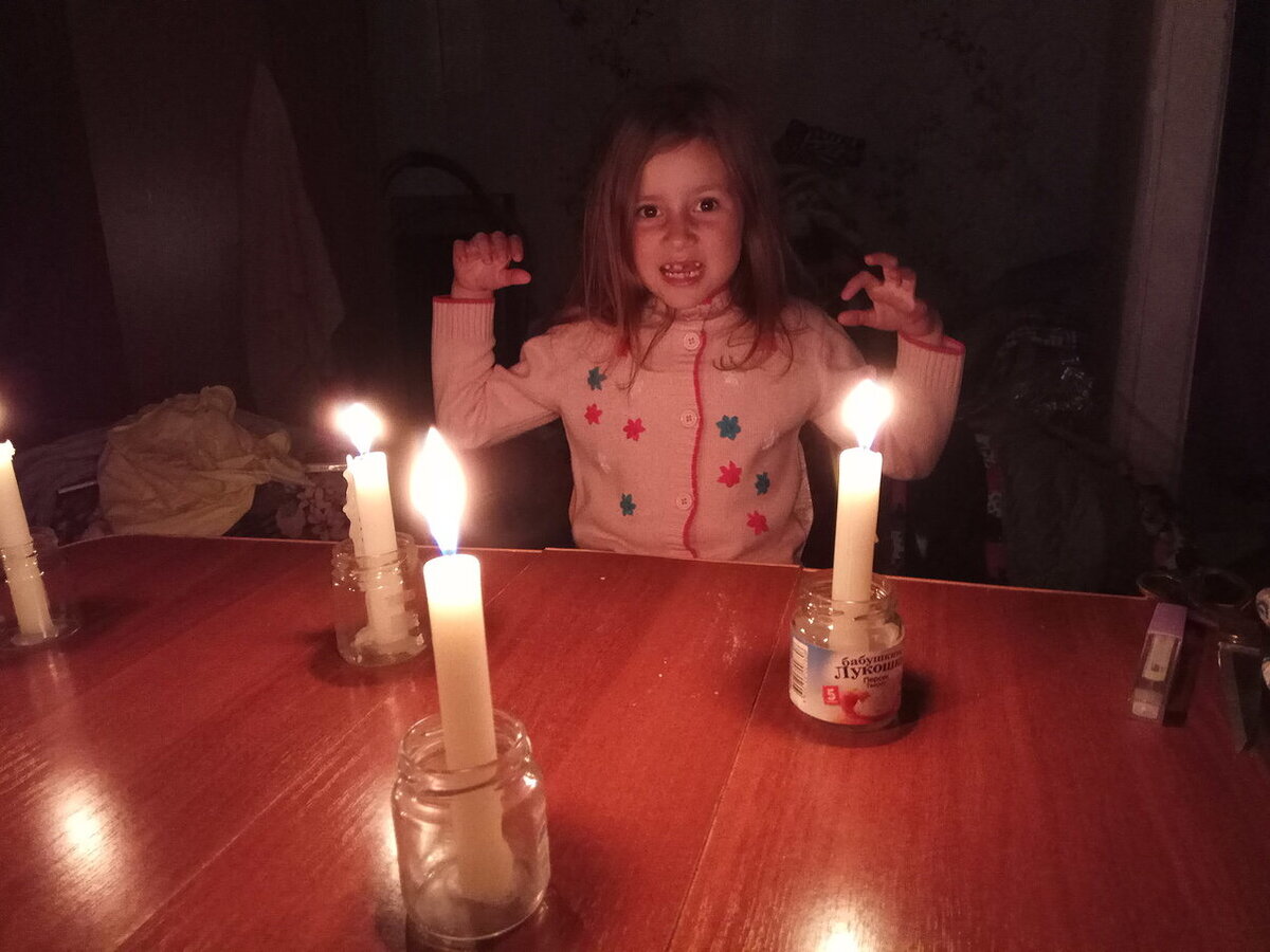 это еще одна игра, весер без электричества называется) не использовать никаких гаджетов и рассказывать страшные истории)