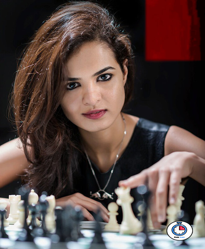 это на тебя она указывает пальцем друг