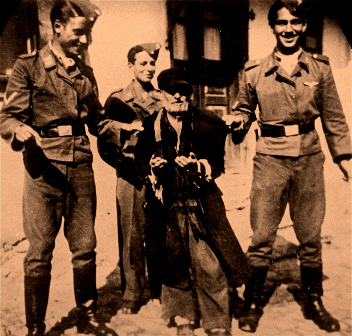 Немецкие солдаты глумятся 