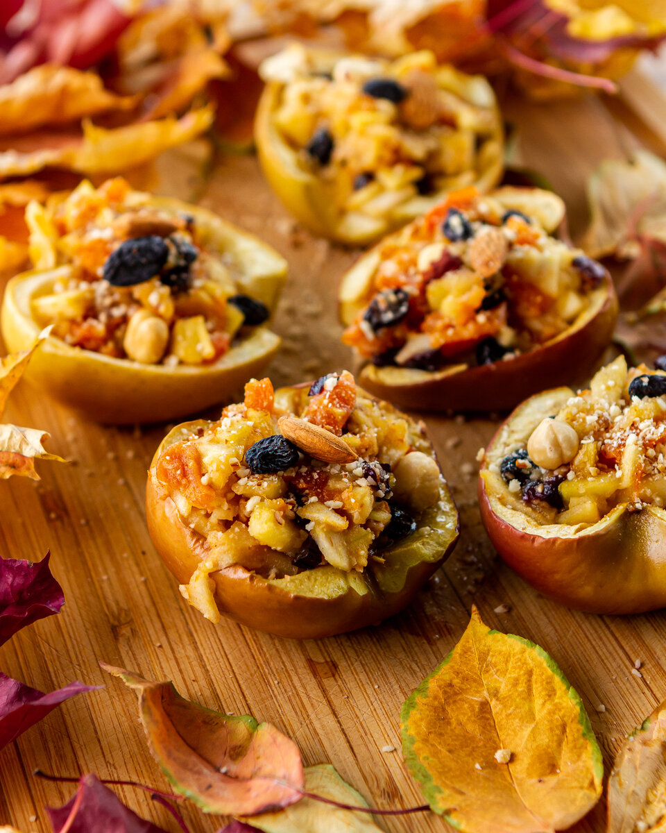 Запеченные яблоки с сухофруктами