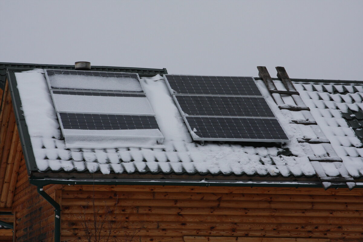 Работают ли солнечные батареи зимой. Солнечные батареи. Работают ли солнечные батареи зимой. Возобновляемые источники энергии солнечная энергия. Солнечная электростанция в снегу.