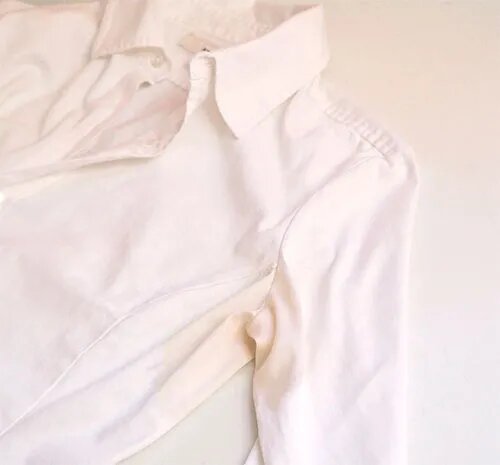 Пятна дезодоранта под мышками
