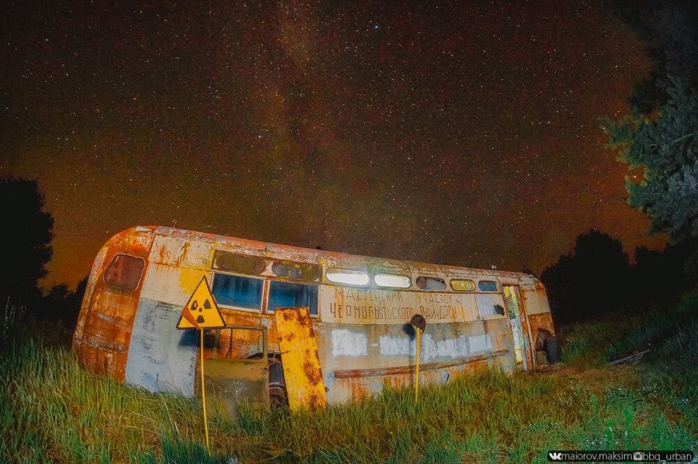 Нашли старый Чернобыльский троллейбус в котором сталкеры сделали себе дом!