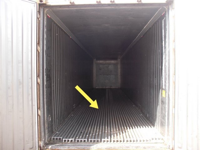 Внутренняя часть рефконтейнера. Хорошо видны двойной пол и прорези