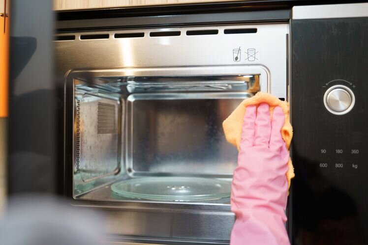 Пять простых способов почистить микроволновую печь изнутри