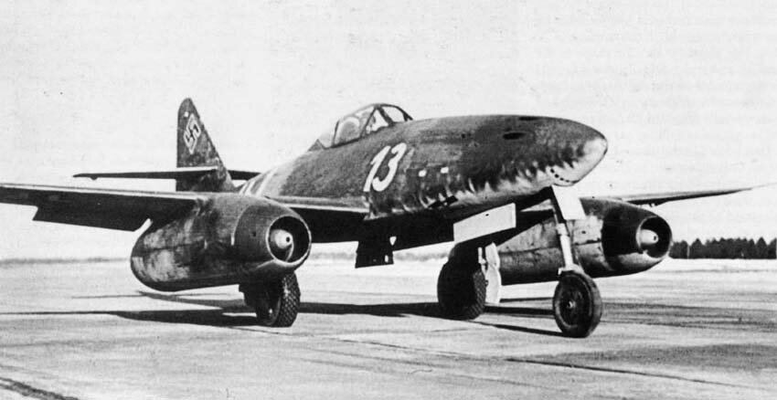 Фото: Me-262 с бортовым номером 13-й белый.