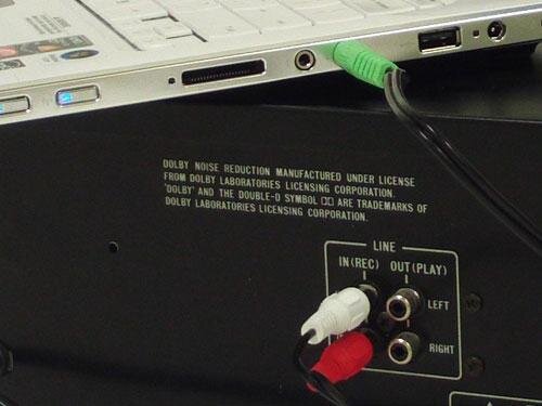 Для звуковых карт штекеры линейного выхода типа «соединение» («MOM») зеленого цвета. Это соединение расположено на задней панели ПК. На современном ПК дубликаты разъемов линейного выхода и микрофона часто отображаются на передней или боковой панели,что очень полезно для наушников. Эти соединения напрямую связаны со звуковым процессором или звуковой картой компьютера. Но большинство ноутбуков не имеют линейных разъемов и выхода, но есть разъемы для микрофона и наушников. Уровень аналогового сигнала на выходе наушников соответствует линейному выходу. Такие соединения обычно расположены на передней или левой стороне ноутбука. Разъемы линейного входа и микрофонного входа ПК находятся на мультимедийной клавиатуре. Эти соединения расположены на боковой панели.