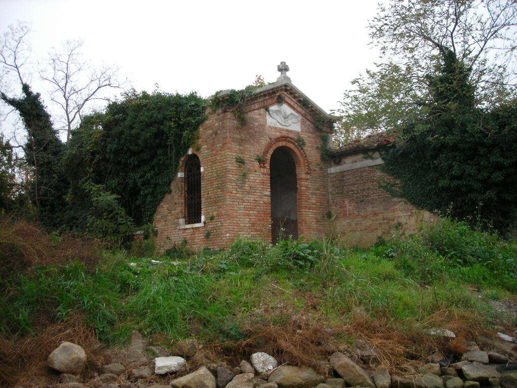 https://commons.m.wikimedia.org/wiki/File:Isola_di_Poveglia_-_panoramio_-_Angelo_Meneghini.jpg