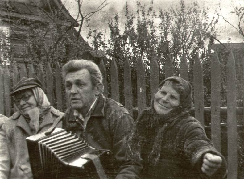 Поем про деревню. Деревенские гуляния с гармонью. Гармонист в деревне. Гулянья в деревне с гармонью. Гармонист в 60 годы