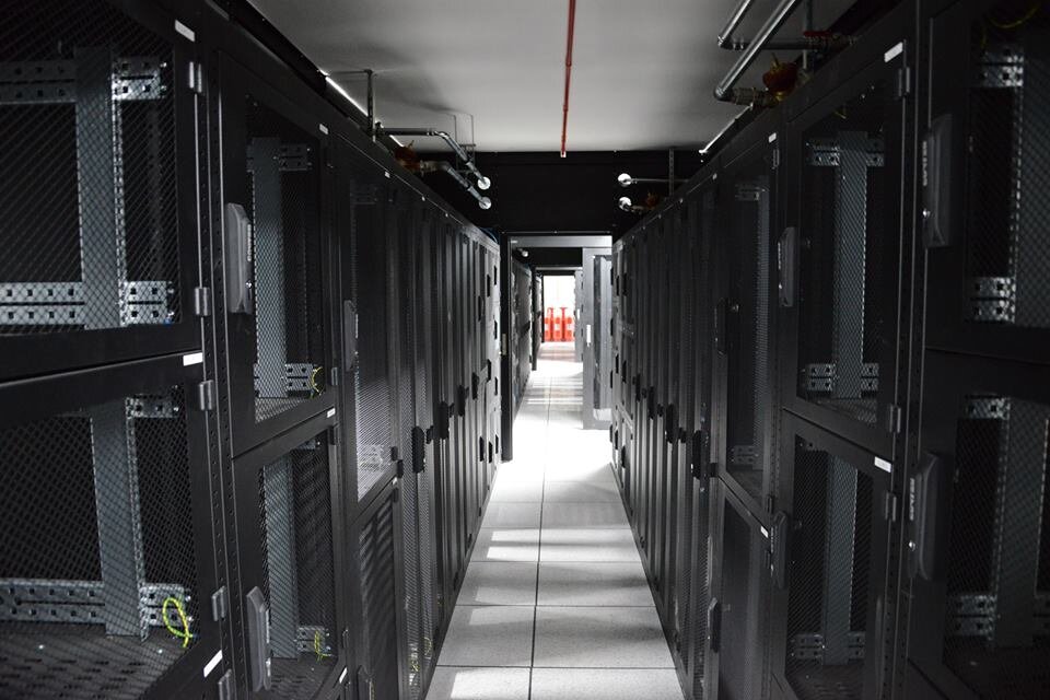 Серверное помещение небольшое. Серверная комната. Сервер. Вычислительная инфраструктура цод это. Selectel цод москва.