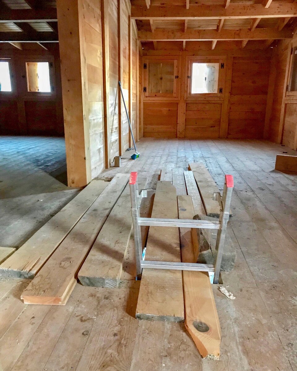 Вход подпёрли досками