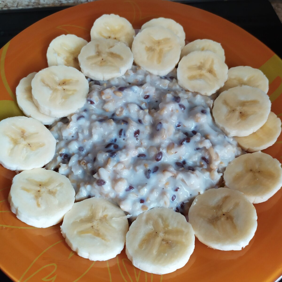 332 ккал овсянка на молоке с семенами льна и бананом