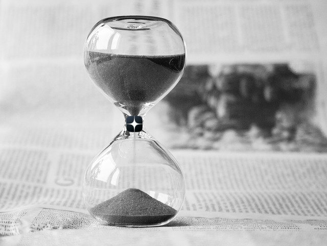 Фото с сайта https://pixabay.com/photos/hourglass-time-hours-clock-620397