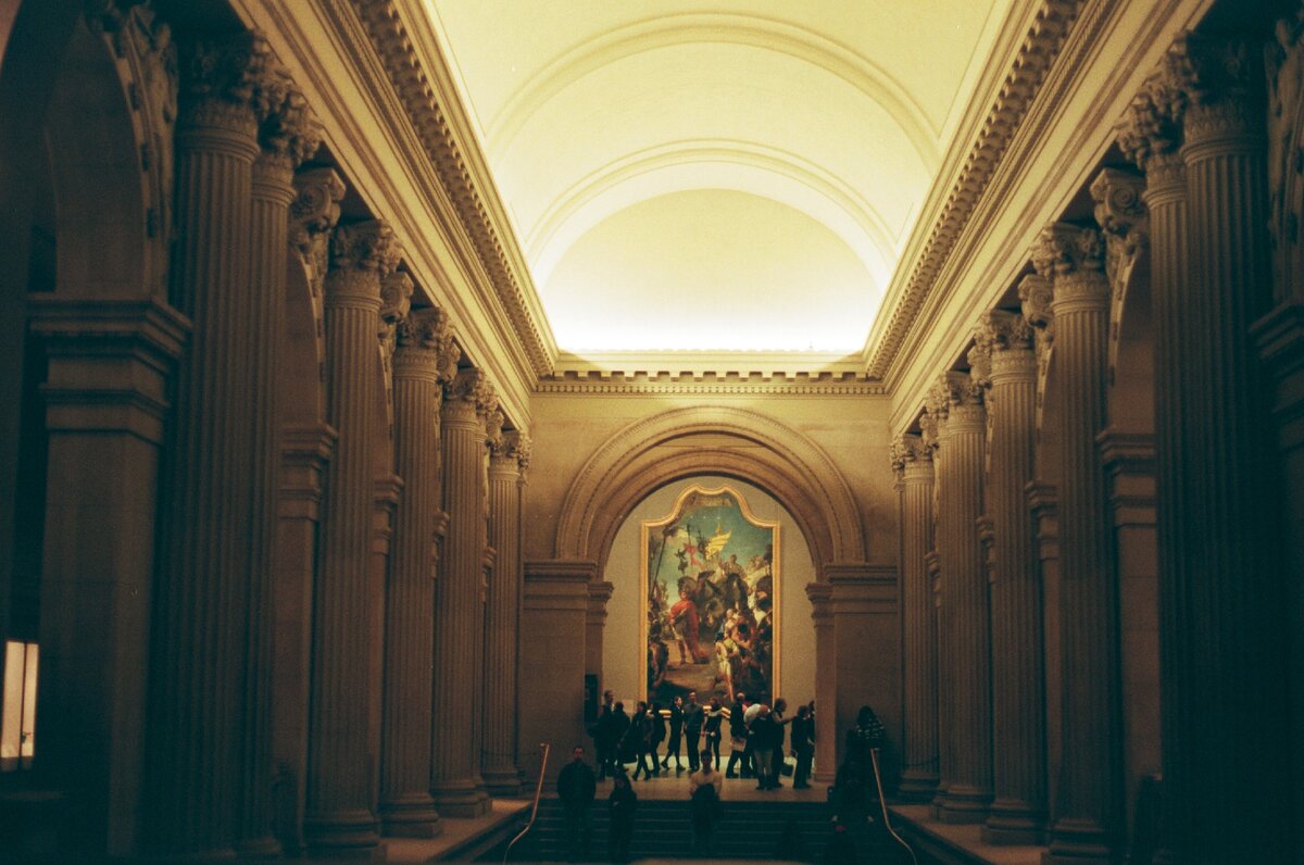 1. Музей Метрополитен в Нью-Йорке  Метрополитен-музей — один из крупнейших и четвёртый по посещаемости художественный музей мира. Расположен в Нью-Йорке, США.