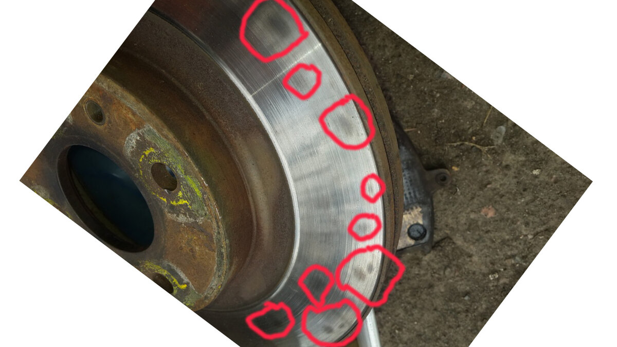 Отметил места деформации тормозного диска.