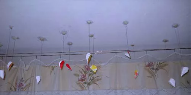 Это, конечно, не советская фотография и не с дождинками, но как выглядели ватки на потолке прекрасно видно. Фото из Яндекс картинок. 