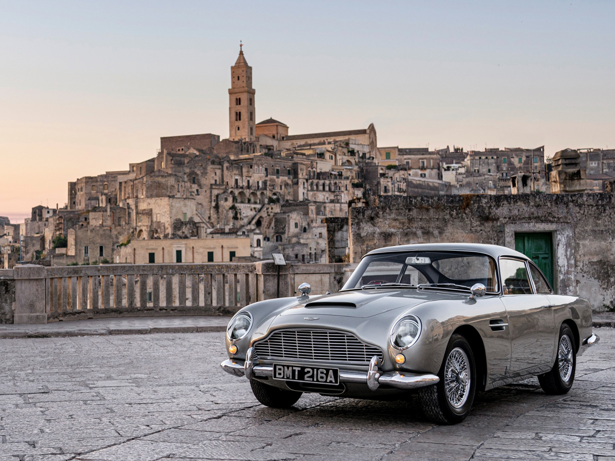 Car james. Aston Martin 007. Астон Мартин Джеймса Бонда. Астон Мартин Бонда 007. Машина Джеймса Бонда Астон Мартин.