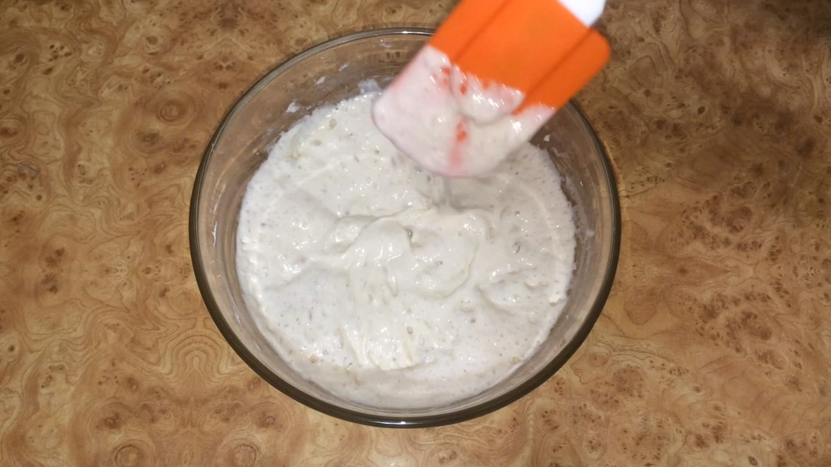 Опара должна быть жидковатой.