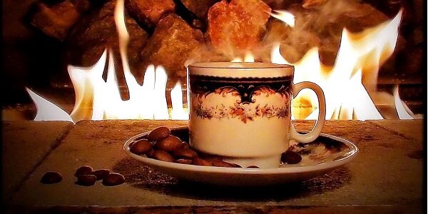 Биотопливо с ароматизатором обещает пламени запах свежемолотых зерен. Также заманчиво звучит реклама освежителей воздуха и пахучих свечей. Но чашка натурального кофе дает более выраженный, экологичный и безопасный эффект.