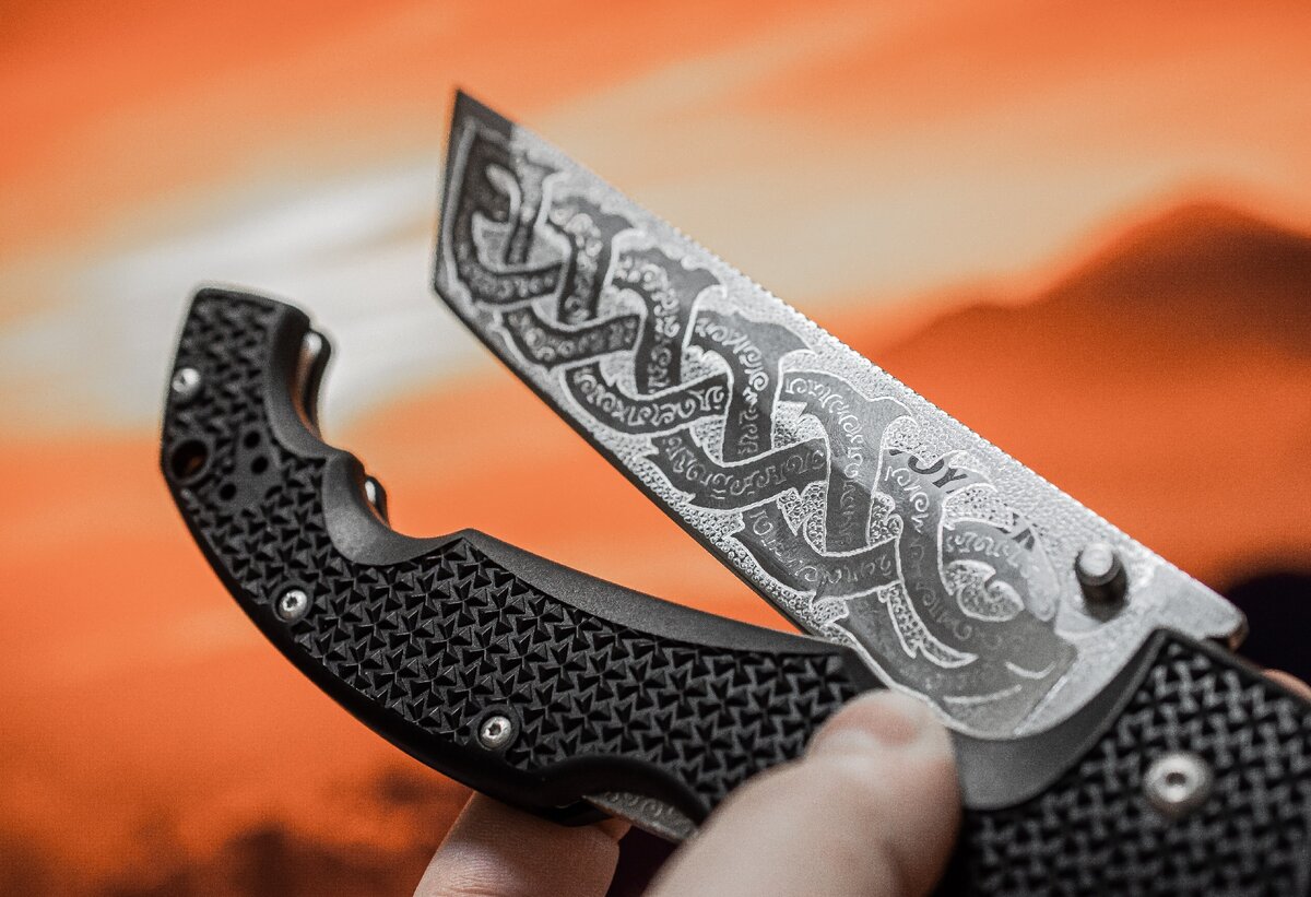 Cold steel voyager xl. Boker Plus Batman. Гравюра на ноже. Узоры на ножах. Орнамент для ножа