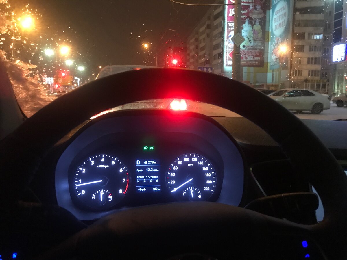 Бортовой компьютер указывает на расход топлива,  Hyundai Solaris