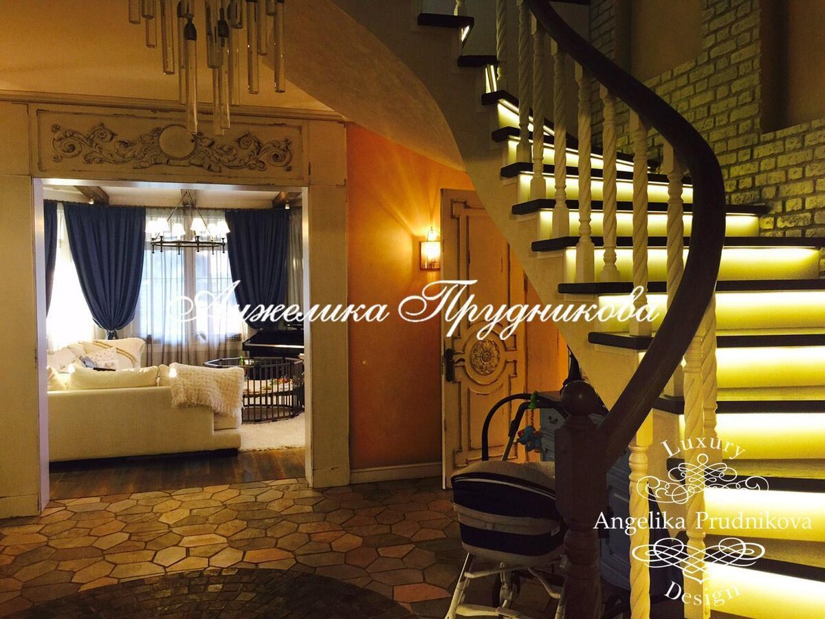 На фото: Интерьер прихожей в стиле прованс с лестницей