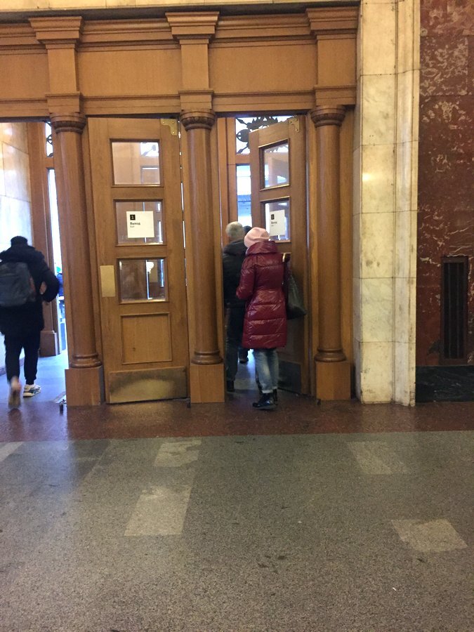 Выход со станции метро Смоленская
