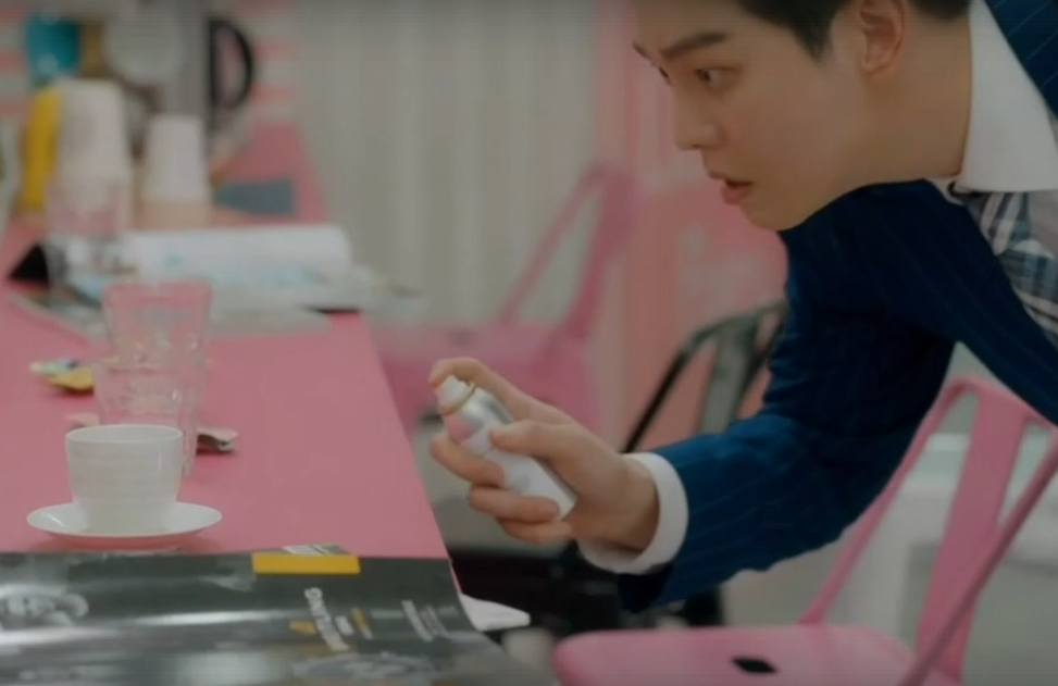 Юн Гён Сан в роли директора фирмы