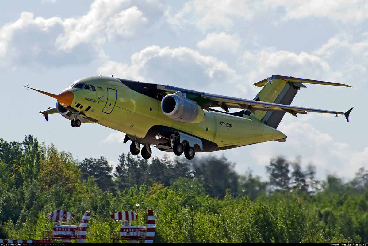 Ан 178. Самолет АН 178. АН-178 транспортный самолёт. АН-178 кабина.