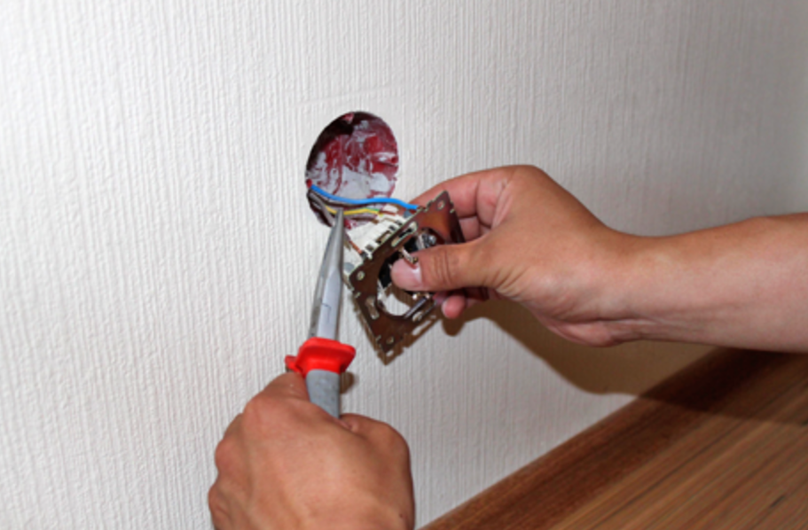 Демонтаж розетки