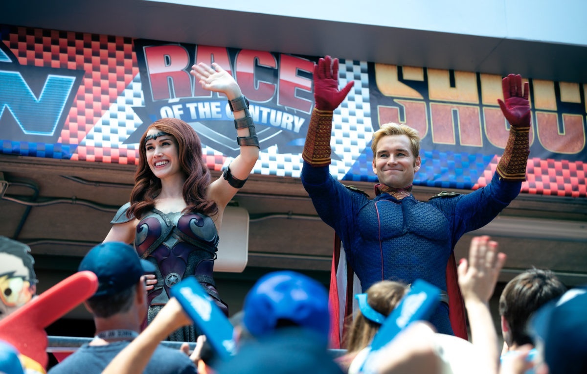 Кадр из сериала "Пацаны", на котором супергерои демонстрируют масштабы своего ЧСВ