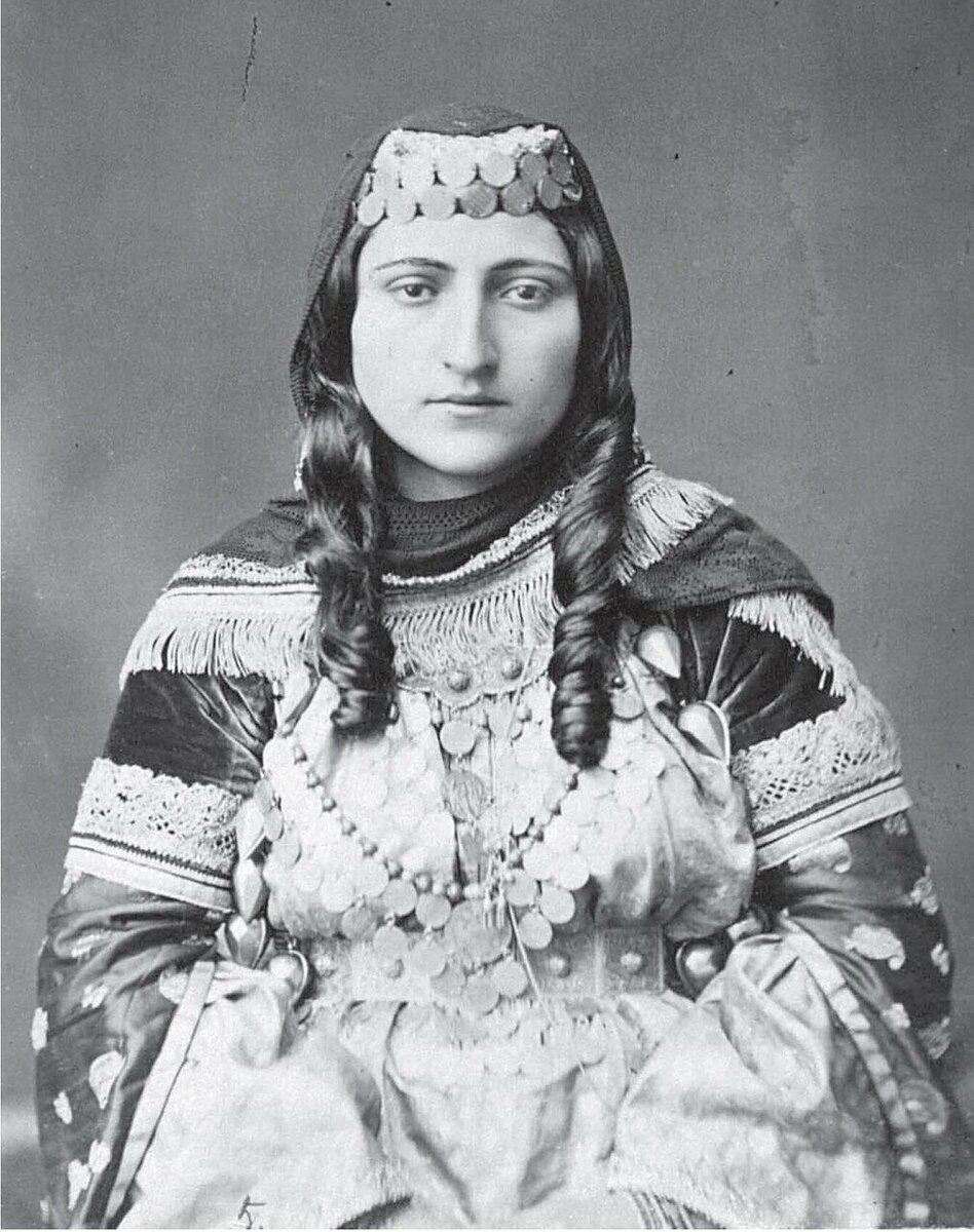 Маленькая феска с дисками-оберегами, по бокам завитые локоны