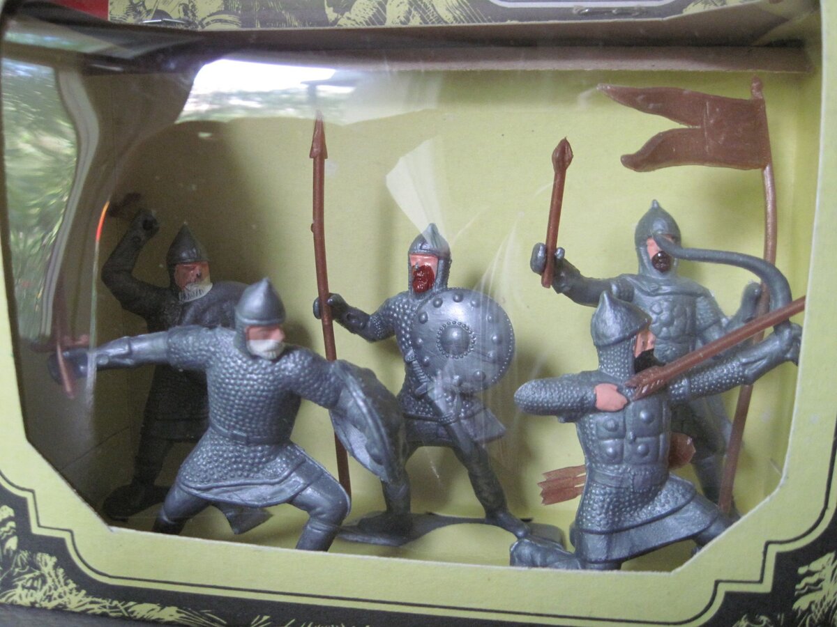 Витязи, игрушки завода "Прогресс" из 80-х годов. Фото с сайта festima.ru