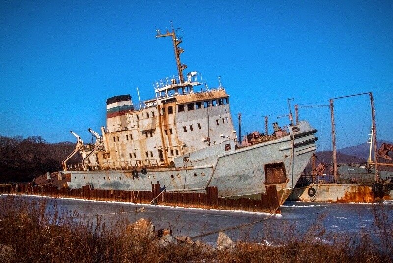 Последние дни морского буксира МБ-32 в бухте, где умирают корабли