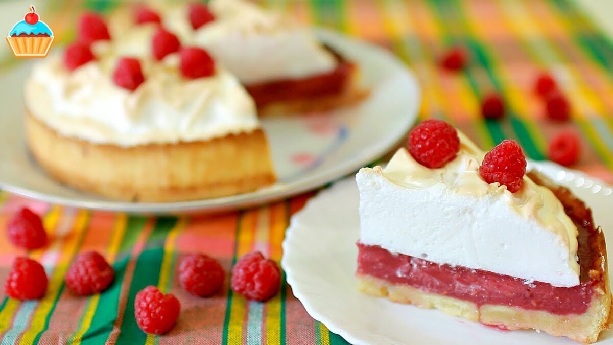 Трехслойный пирог к чаю. Пирог из песочного теста, малины и воздушной меренги.