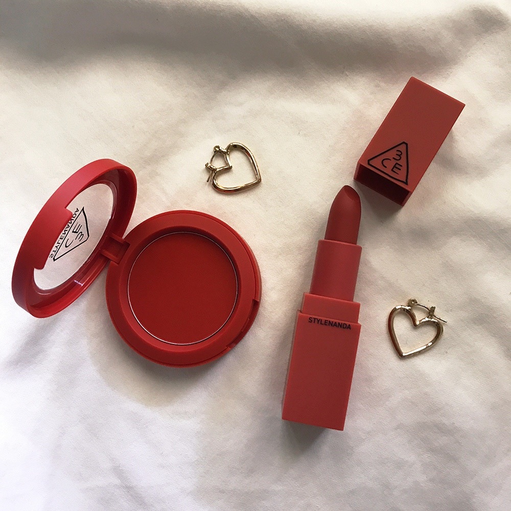 2)Косметика! Какая девушка не откажется от новой палетки теней или набора косметики? 