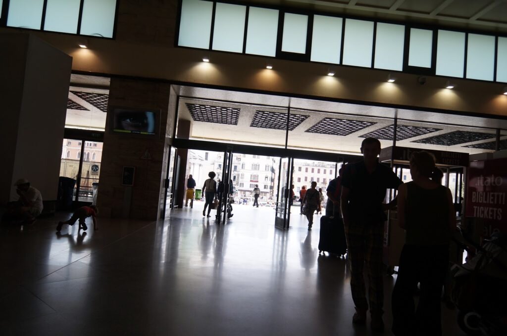 Выходим из вокзала и...