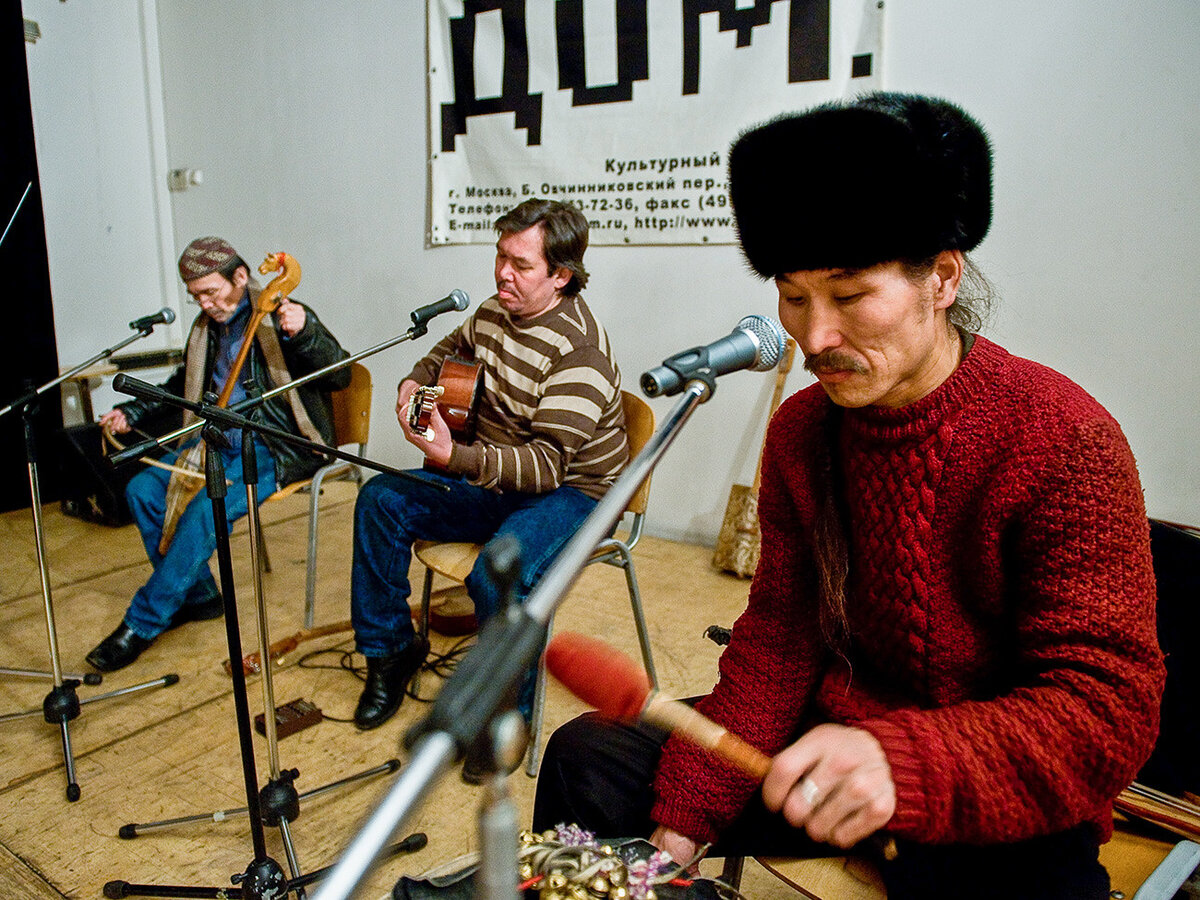 Участники тувинской группы «Хуун-Хуур-Ту» во время репетиции перед концертом в клубе «Дом». (с) Максим Шеметов/TASS